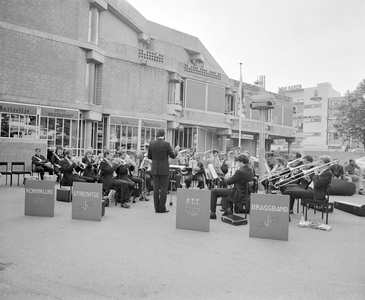 884913 Afbeelding van een zomeravondconcert van de Koninklijke Utrechtse P.T.T. Brassband in de 'kuil' bij het ...